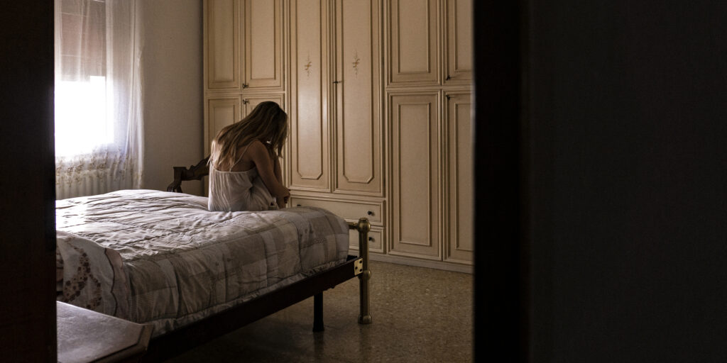 camera da letto triste copia